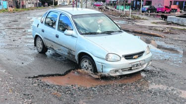 Transitar por las calles de los barrios, una odisea.  Foto: Alfredo Leiva