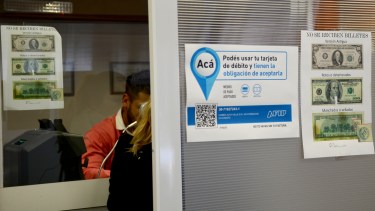 El dólar en Neuquén cerró un 23% por encima de la cotización del viernes. Foto MAURO PEREZ