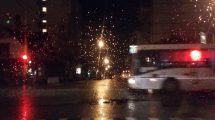 Imagen de Bajo la lluvia comenzó el domingo electoral en Bariloche