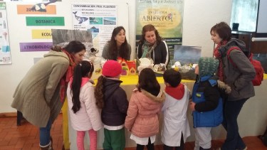 Niños asisten al SCUM para la Semana del Inibioma.