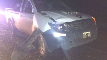 La camioneta se dirigía a Neuquén cuando chocó a un peatón que intentaba cruzar la Ruta 7 en Centenario. (Gentileza Centenario Digital).-