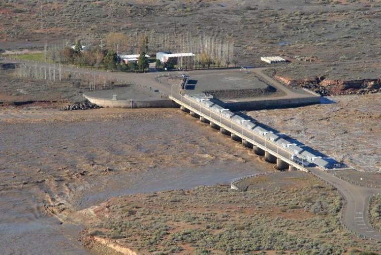 La falla en el complejo hidroeléctrico Cerros Colorados obligó a aumentar el caudal del río Neuquén. (Archivo).-