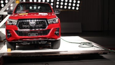 Toyota Hilux en impacto lateral de poste