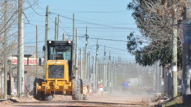 El municipio retiró los adoquines para repavimentar las calles en el barrio San Lorenzo Sur. (Yamil Regules).-
