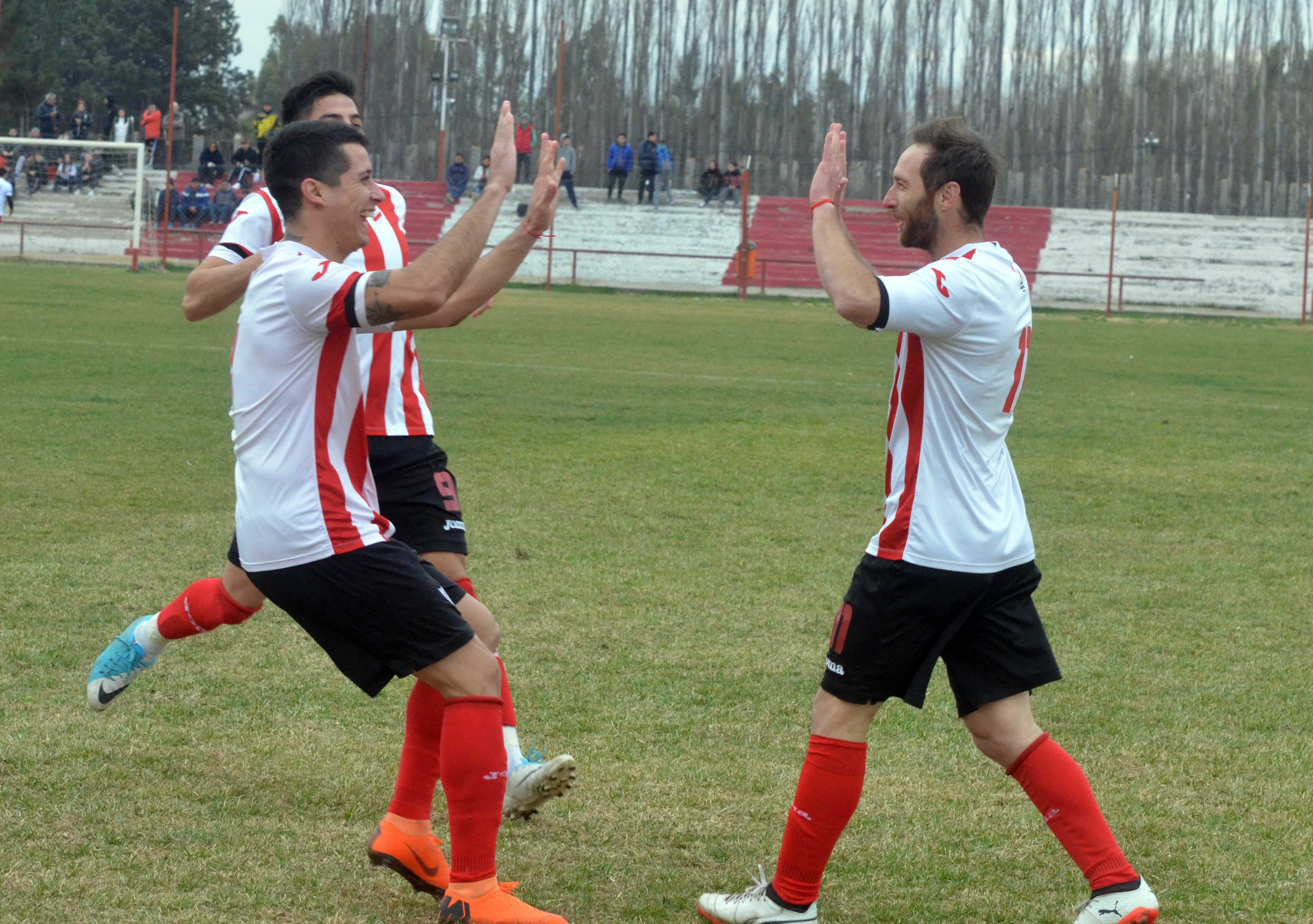 Dómini festeja su gol con Jeldres y Ramírez. Los tres fueron los anotadores del Rojo ante el Decano. (Foto: Yamil Regules)