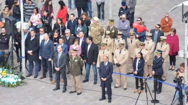 Se dejaron al pie del monumento ofrendas florales (Foto: Yamil Regules)