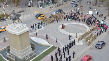 Se dejaron al pie del monumento ofrendas florales (Foto: Yamil Regules)