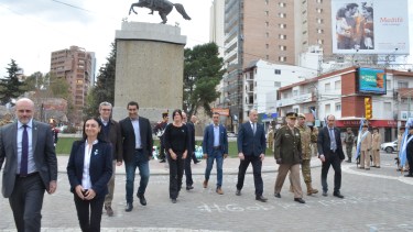 Se dejaron al pie del monumento ofrendas florales (Foto: Yamil Regules)