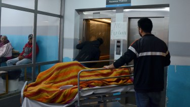 El ascensor  del hospital con el cartel "no funciona" Foto: Archivo Yamil Regules