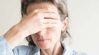 El síntoma más común es la parálisis en la mitad del cuerpo.