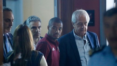 De la Cruz, acompañado por D’Onofrio, sale de la fiscalía. Clima enrarecido en Asunción. Foto AP