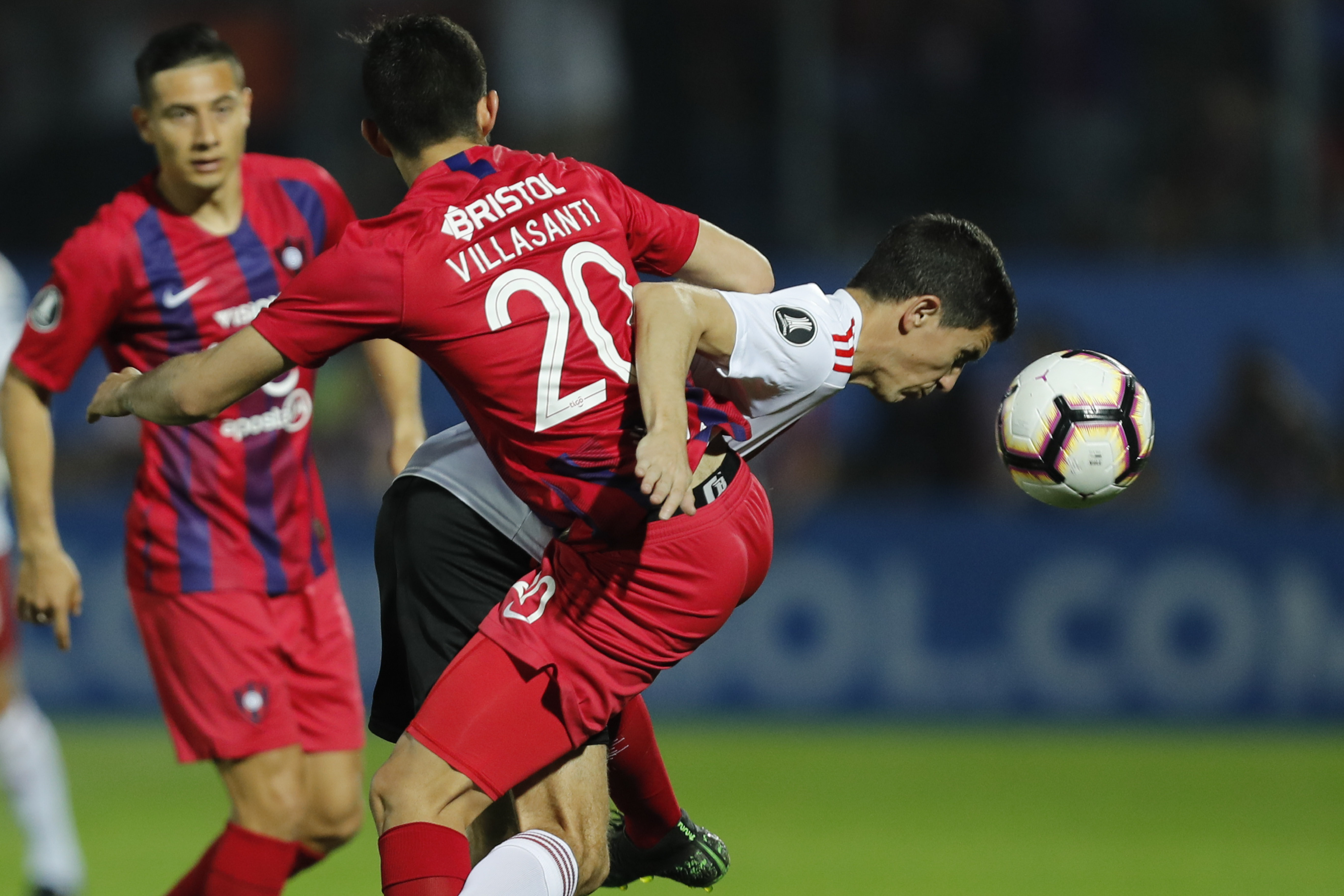 Mathias Villasanti marca a Ignacio Fernandez, en un pasaje del partido que se juega en la Nueva Olla de Asunción. (AP Photo/Jorge Saenz)