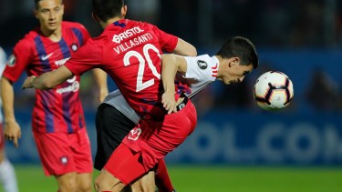 Mathias Villasanti marca a Ignacio Fernandez, en un pasaje del partido que se juega en la Nueva Olla de Asunción. (AP Photo/Jorge Saenz)
