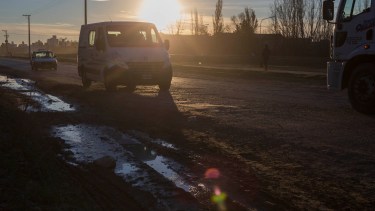 Dos hombres abordaron a una joven de 21 años y la ataron a un árbol, en una chacra. Foto: Agencia Cipolletti)