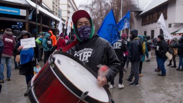 ATE y los movimientos sociales se manifestaron en la calle Mitre de Bariloche. Foto: Marcelo Martínez