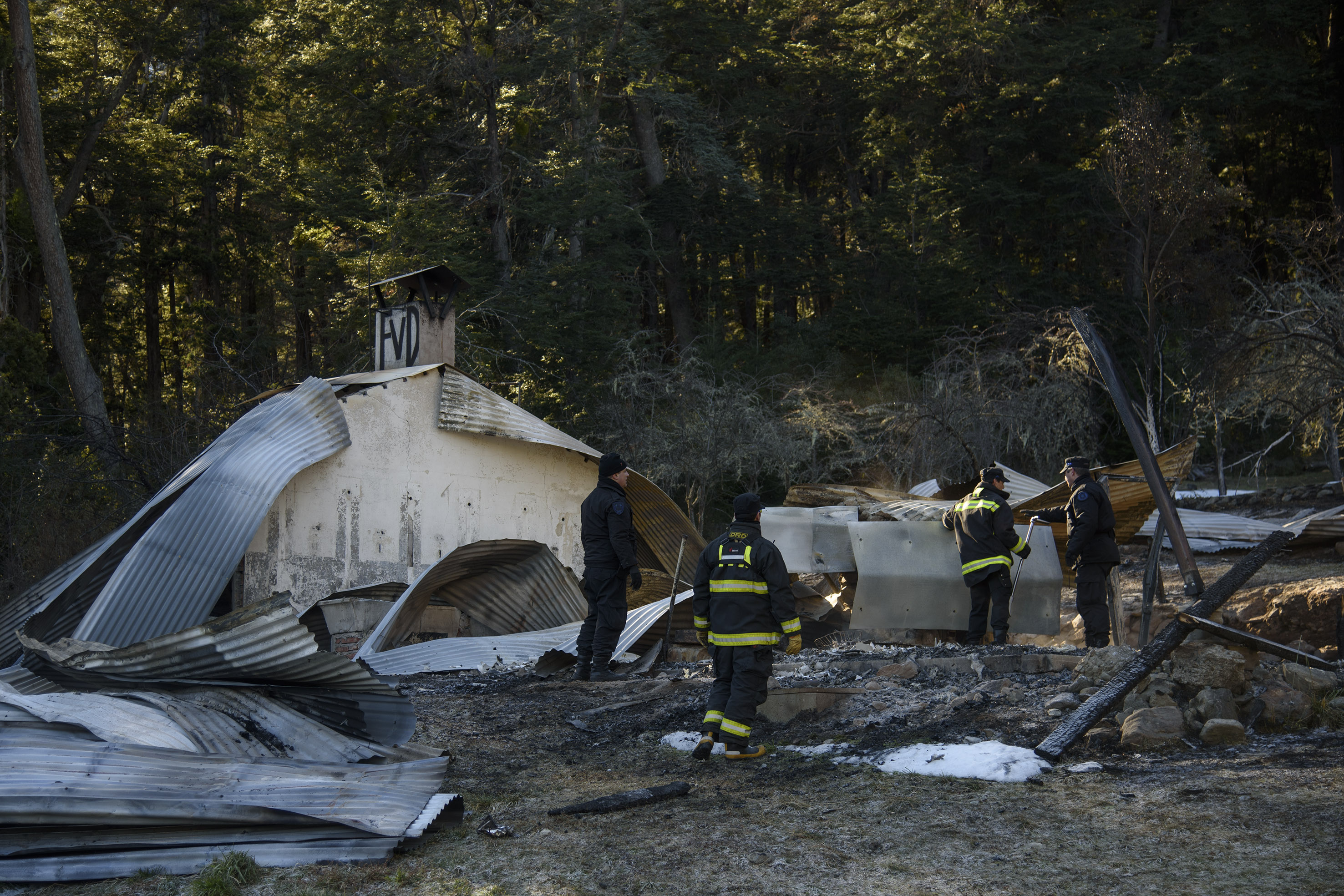 La causa por el incendio intencional de tres cabañas del campamento Ruca Lauquen, en Villa Mascardi, que ocurrió en agosto de 2019, no se esclareció aún. Foto: Marcelo Martínez