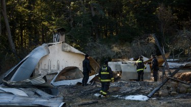 La causa por el incendio intencional de tres cabañas del campamento Ruca Lauquen, en Villa Mascardi, que ocurrió en agosto de 2019, no se esclareció aún. Foto: Marcelo Martínez