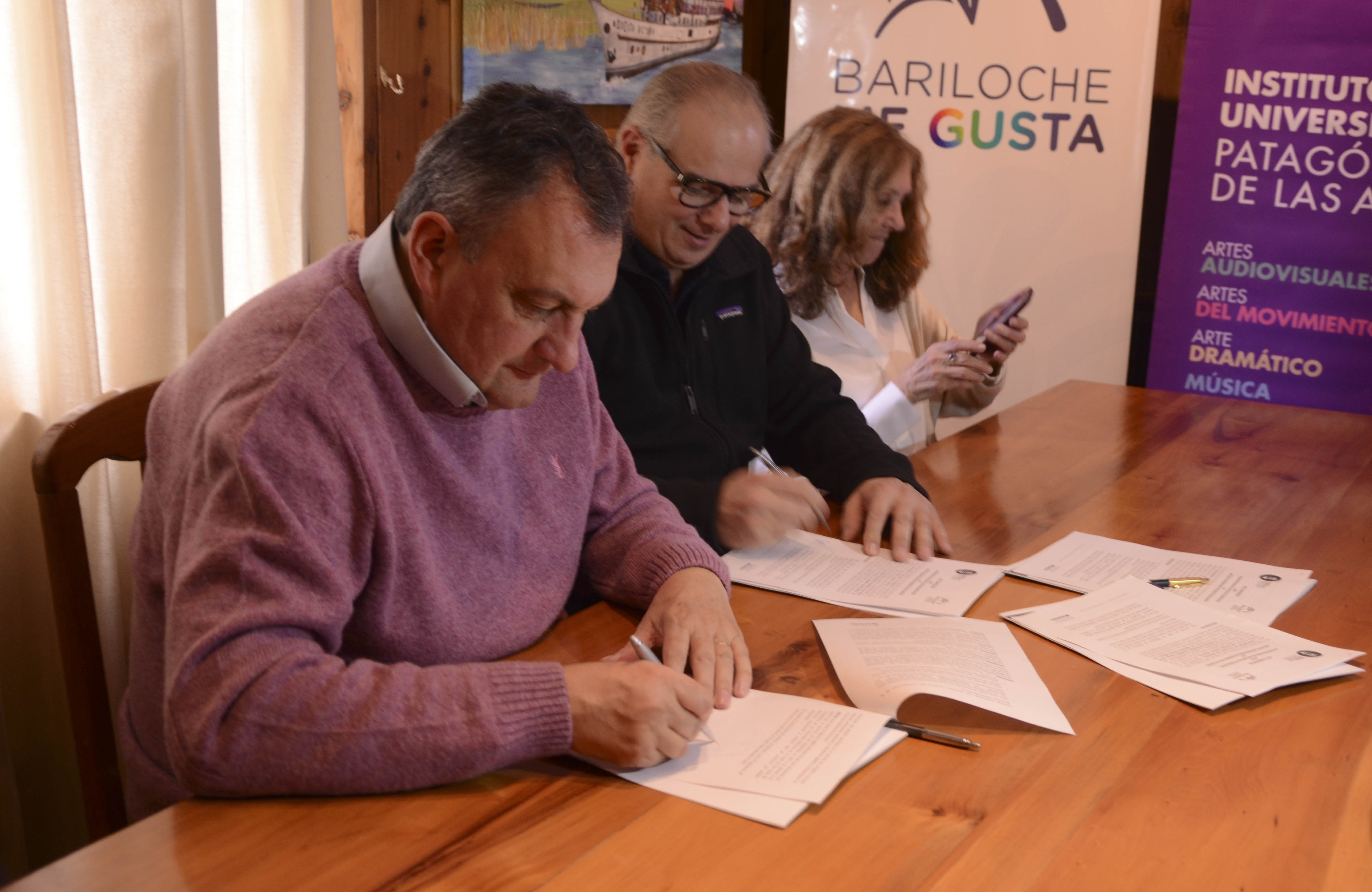El rector del IUPA, Gerardo Blanes, firmó con el intendnete Gustavo Gennuso el acta acuerdo por la cesión de tierras. Foto: Alfredo Leiva