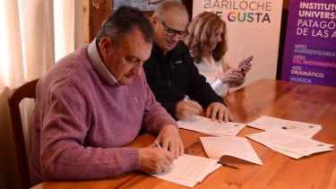 El rector del IUPA, Gerardo Blanes, firmó con el intendnete Gustavo Gennuso el acta acuerdo por la cesión de tierras. Foto: Alfredo Leiva