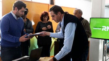 El presidente de la Asociación Hotelera de Bariloche abre sobres de la licitación del centro de informes turísticos. (Foto: Alfredo Leiva)