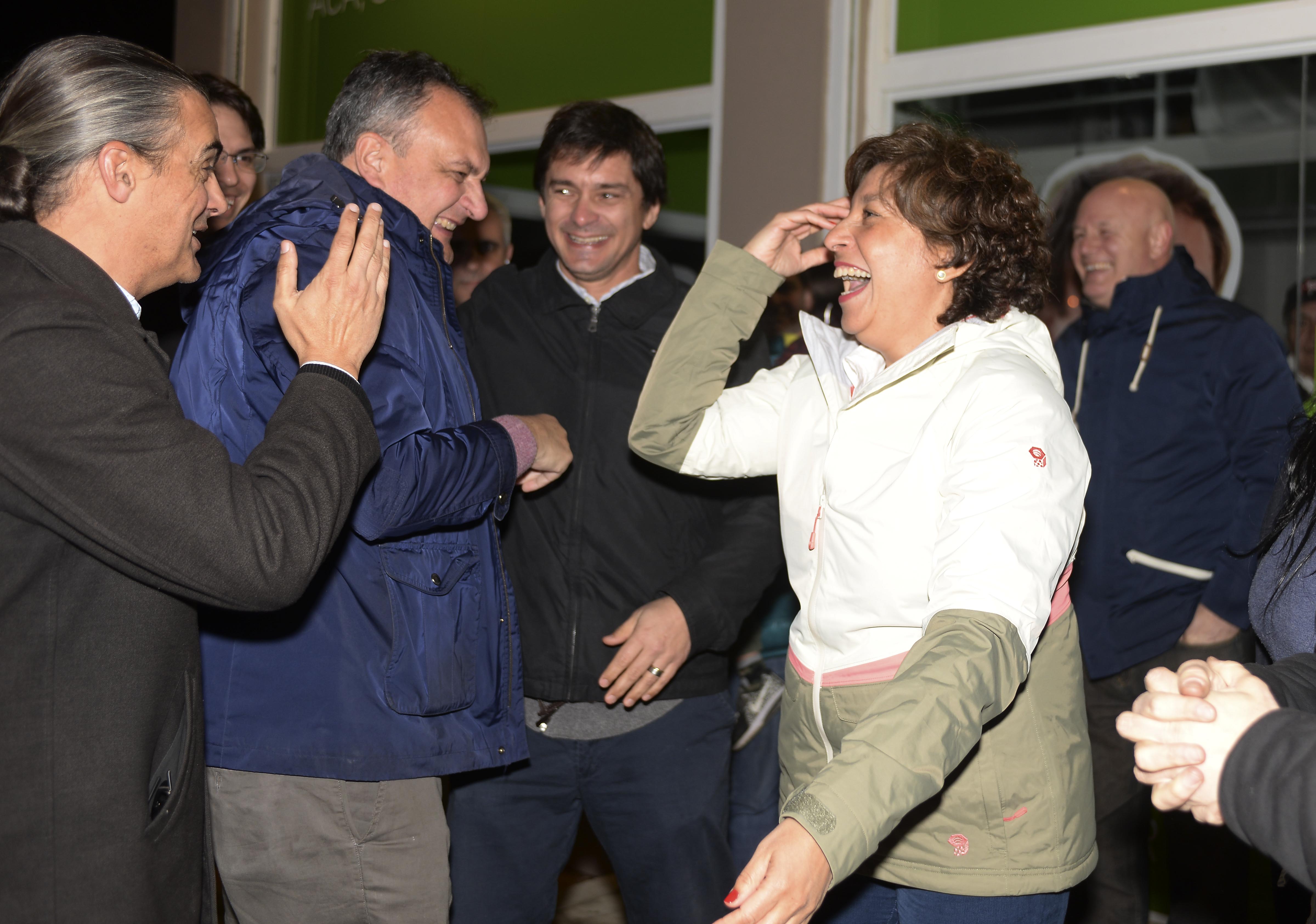 La gobernadora electa Arabela Carreras celebra el resultado de Juntos con dirigentes de Bariloche. Foto: Alfredo Leiva