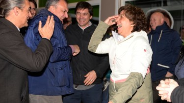 La gobernadora electa Arabela Carreras celebra el resultado de Juntos con dirigentes de Bariloche. Foto: Alfredo Leiva