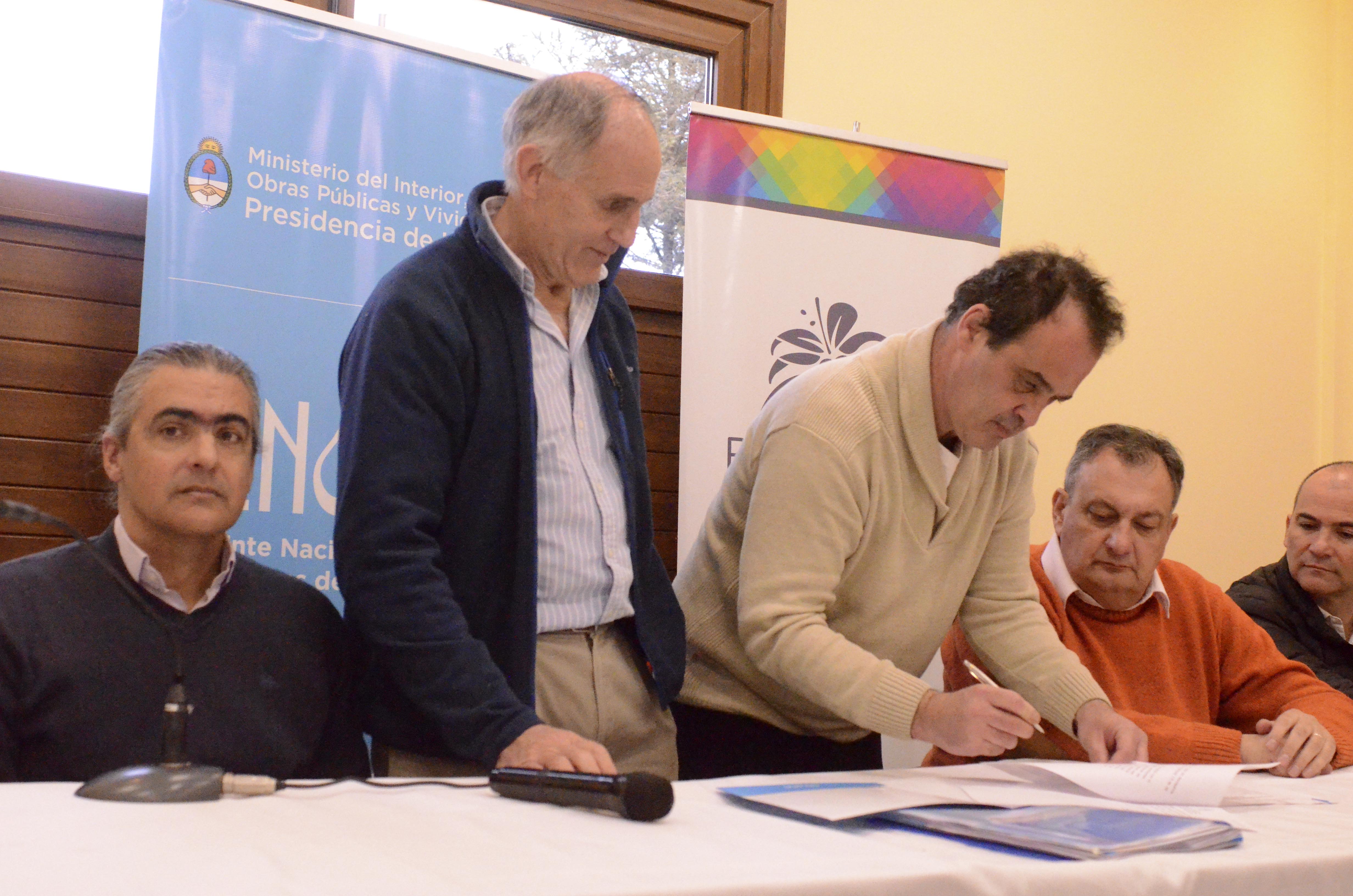 Luis Jahn, administrador del Enohsa (de pie) firmó el contrato con Ecosur Bahía por el colector costanero de Bariloche. Foto: Alfredo Leiva