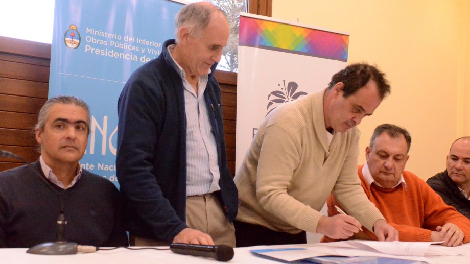 Luis Jahn, administrador del Enohsa (de pie) firmó el contrato con Ecosur Bahía por el colector costanero de Bariloche. Foto: Alfredo Leiva