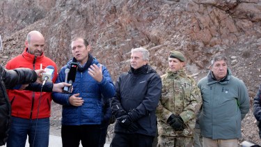 Los ministros de Transporte y Defensa de Nación, Guillermo Dietrich y Oscar Aguad, recorrieron la zona del derrumbe. Foto: Alfredo Leiva