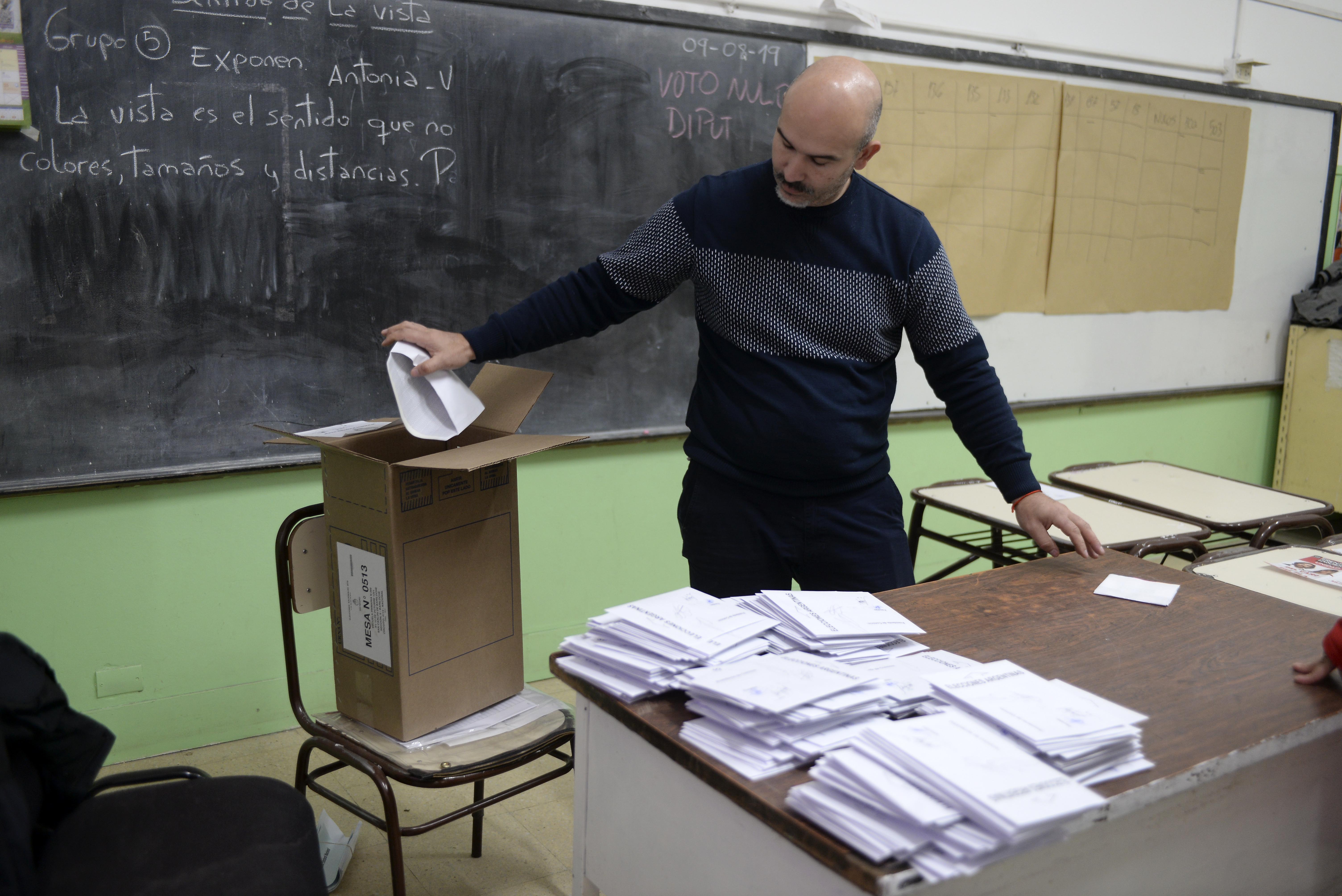 En la Escuela 266 de la costanera de Bariloche se realiza el recuento de votos. (Foto: Alfredo Leiva)