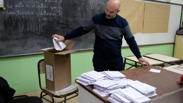 En la Escuela 266 de la costanera de Bariloche se realiza el recuento de votos. (Foto: Alfredo Leiva)