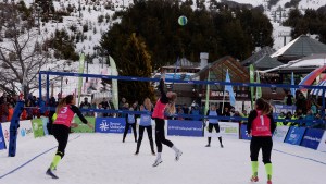 El cerro Catedral a puro voley en la nieve