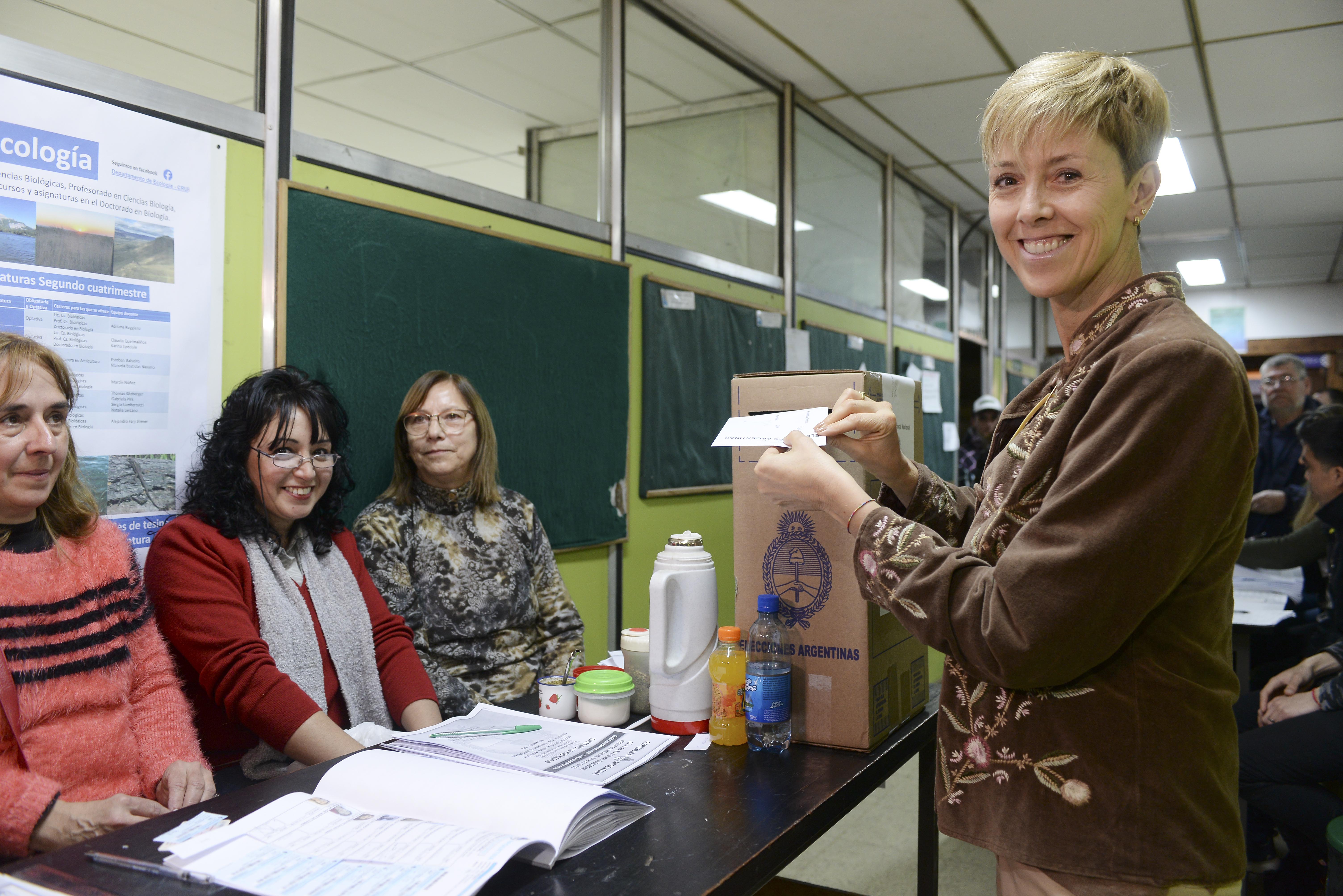 La senadora Silvina García Larraburu al momento de votar en el CRUB en Bariloche.. Foto: Alfredo Leiva