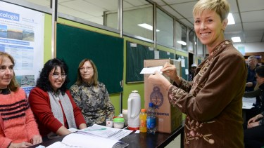 La senadora Silvina García Larraburu al momento de votar en el CRUB en Bariloche.. Foto: Alfredo Leiva
