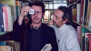 La serie se basa en el asesinato de Jonathan Moyle, un periodista británico que llegó a Chile para cubrir el tráfico de armas.