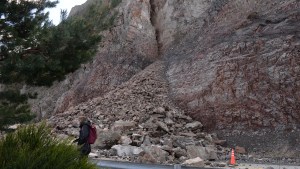 El desafío es estabilizar la parte del bloque de roca que no cayó sobre la Ruta 40