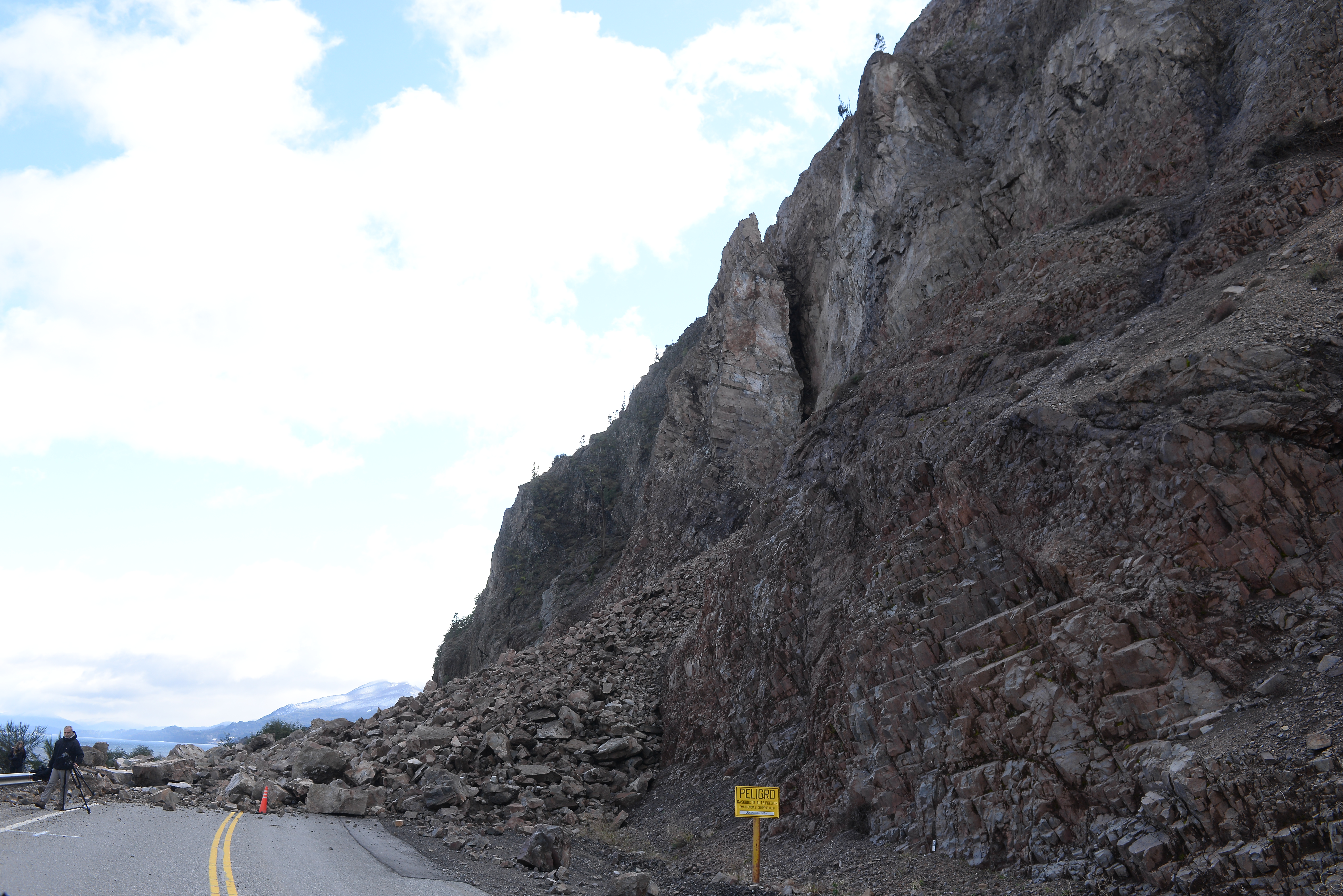 Cayeron algo más de 1.000 metros cúbicos de rocas sobre la ruta. (Foto: Alfredo Leiva)