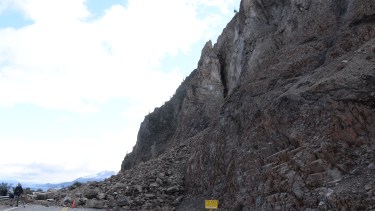 Cayeron algo más de 1.000 metros cúbicos de rocas sobre la ruta. (Foto: Alfredo Leiva)