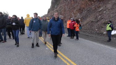 El gobernador Omar Gutiérrez estuvo ayer en el lugar del derrumbe junto a los ministros de Transporte y de Defensa del gobierno nacional. (Foto: Alfredo Leiva)