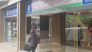 Estaba en su oficina, cayó el techo y un hombre la aplastó, cobrará más de 600 mil pesos