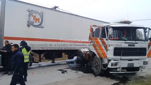 Una mujer y una nena, heridas tras un choque de camiones en Regina