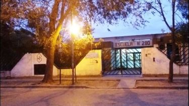 Uno de los tanques de agua de la Escuela 280 de Neuquén fue hurtado el sábado por la noche. (Captura).-