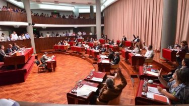 Chubut pagará sueldos pesificando dólares ahorrados para obras