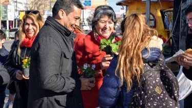Jesús Escobar y Paula Sánchez cerraron la campaña con una caminata por el centro de Neuquén. (Foto: Gentileza)