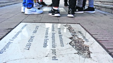 Memoria verdad y justicia.  Así destrozaron uno de los mensajes simbólicos y artísticos para recordar a uno de los desaparecidos de la región. 