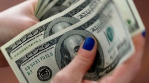 Cepo: casi 3 millones no podrán comprar dólar ahorro pero sí estatales y funcionarios