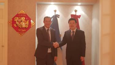 El gobernador y el embajador de China en Argentina. Foto: Twitter @OmarGutierrezOK