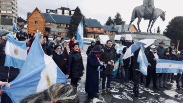 Militantes de Juntos por el Cambio se expresaron a favor del presidente Macri en Bariloche. Imagen Twitter Santiago Palmeyro