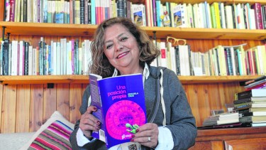 Según la autora en el poemario hay un  punto de conexión ya que hay una voz femenina que habla por todas en un ámbito íntimo.