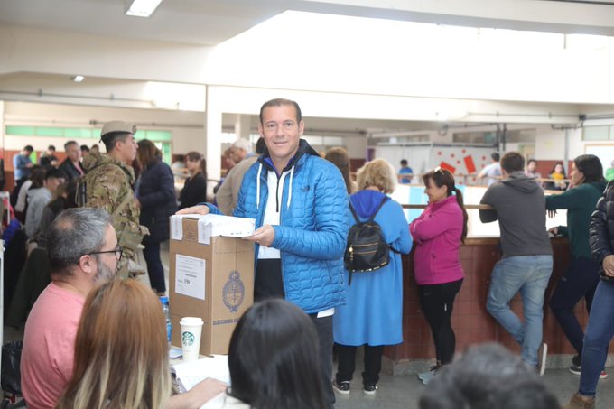 El gobernador Omar Gutiérrez votó el domingo en la escuela 2. Foto gentileza